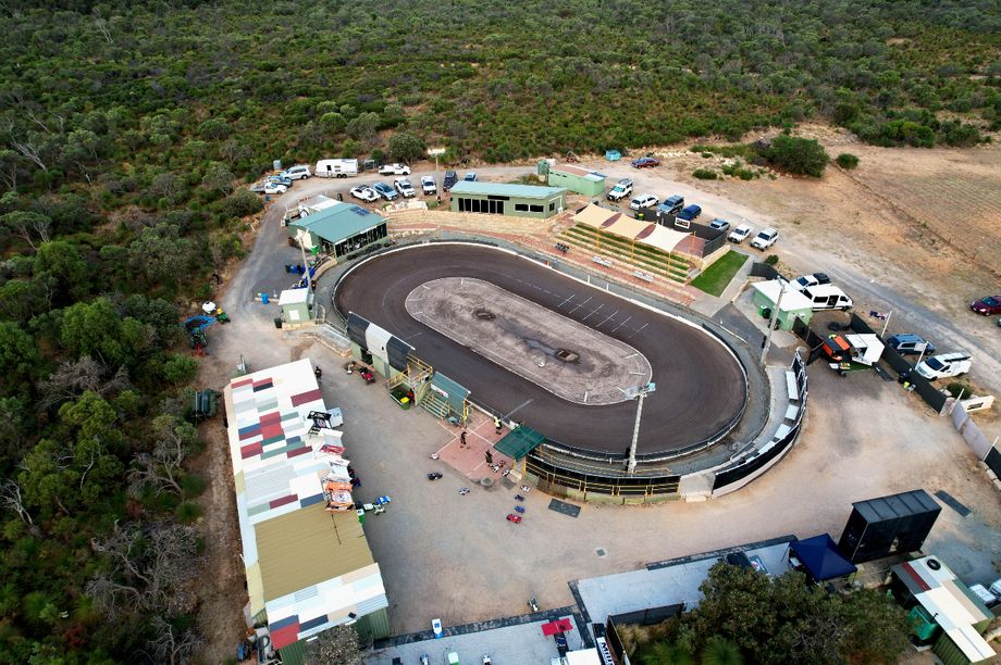 THE HENDERSON CLAYWAY - Gemma Rd Henderson Western Australia - The home of the West Oz 1/4 Scale Speedway Association Inc.
(Photo courtesy of PETER ROEBUCK)